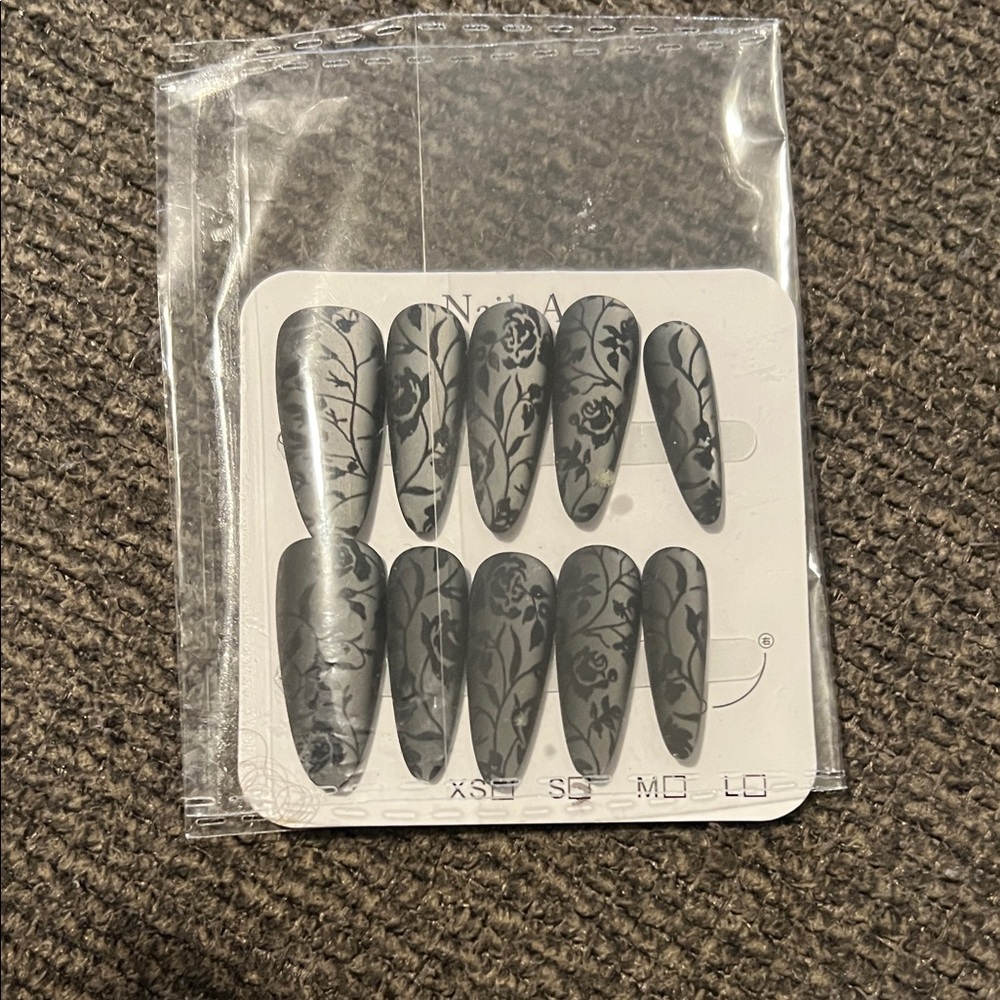 Elegant Gray Floral Press-On Nails